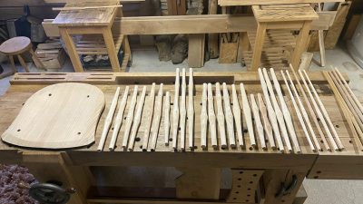 Eléments de tabourets pendant le stage avec un ébéniste entre Paris et Reims