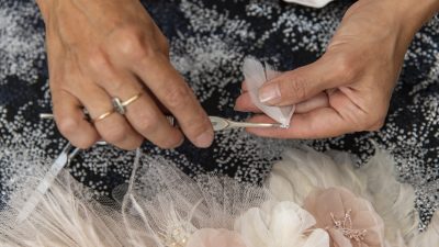 Confection d'un serre tête avec des plumes pendant le stage de plumasserie à Paris