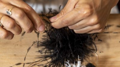 Confection d'un serre tête avec des plumes pendant le stage de plumasserie à Paris