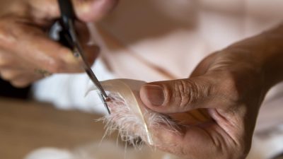 Confection d'un serre tête avec des plumes pendant le stage de plumasserie à Paris