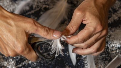 Confection d'un serre tête avec des plumes pendant le stage de plumasserie à Paris
