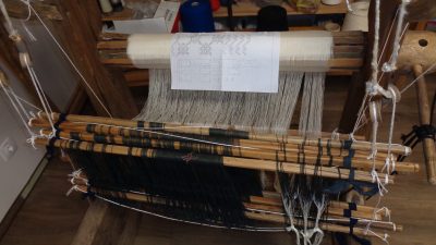 Grand métier à tisser pendant le stage de tissage avec un tisserand