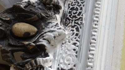 Restauration à la dorure en cours pendant le stage pour restaurer des meubles