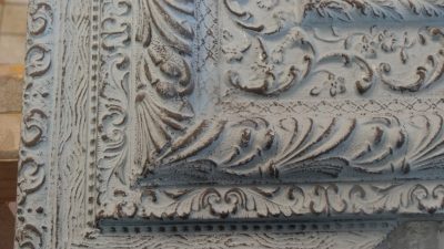 Restauration d'un cadre pendant le stage de restauration de meubles à la dorure dans l'atelier