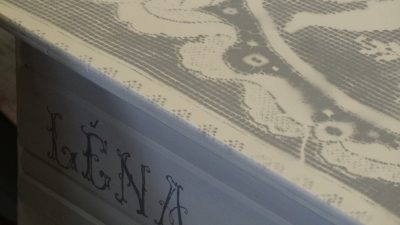 Détail de rénovation de meubles pendant le stage vers Bordeaux