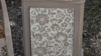 Chevet avec patine pendant l'atelier pour rénover son meuble