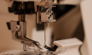 Machine à coudre formation Couture proche de Tours : métiers de la mode et vêtement flou