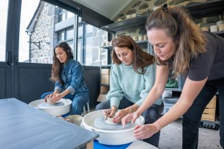 Stagiaires stage tournage céramique formation en présentiel dans le Cantal