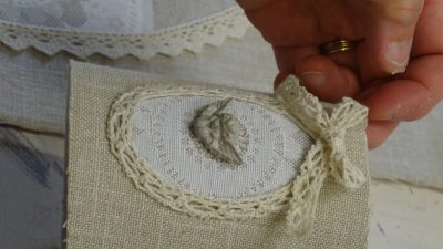 Détail de customisation d'abat-jours pendant l'atelier vers Bordeaux