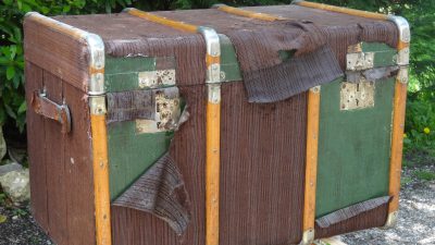 Malle à restaurer pendant l'atelier de patine sur meuble