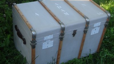 Malle restaurée après l'atelier de patine sur meuble vers Bordeaux