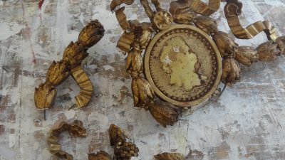 Cadre de miroir en cours de restauration dans l'atelier pendant le stage de restauration de meubles avec dorure vers Bordeaux