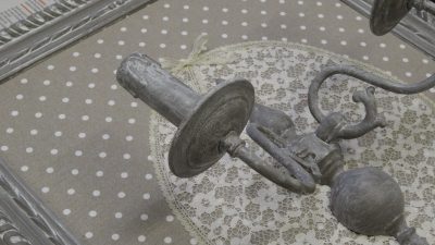 Socle d'abat-jour pendant l'atelier de restauration d'abat-jours