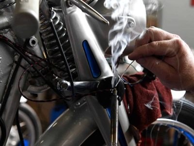 Geste au cours de la formation à la mécanique moto intensive vers Paris en Ile-de-France