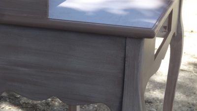 Bureau en cours de restauration pendant l'atelier de patine sur meuble