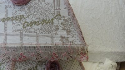 Broderie sur abat-jours pendant le stage pour les customiser