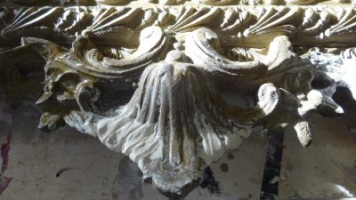 Restauration à la dorure pendant le stage pour restaurer des meubles