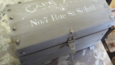 Coffre restauré pendant l'atelier de patine sur meuble vers Bordeaux en Gironde