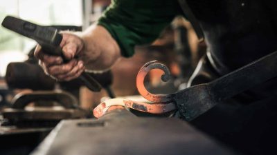 Courbure finale atelier d'initiation à la forge dans le Tarn