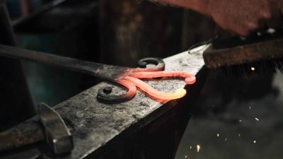 Mise en forme atelier d'initiation à la forge dans le Tarn