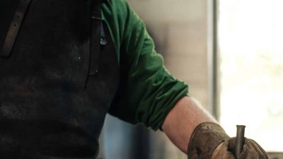 Forgeron atelier d'initiation à la forge dans le Tarn