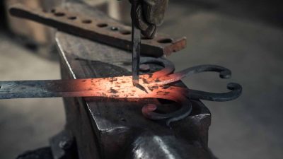 Découpe du métal atelier d'initiation à la forge dans le Tarn