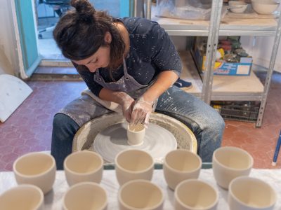 Créations de bols sur le tour de potier pendant la formation tournage céramique à Marseille