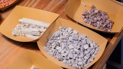 Tesselles en cubes pour l'atelier de mosaïque romaine dans l'Aude