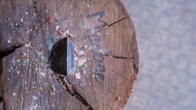 Un des outils servant à fabriquer les tesselles de mosaïque romaine pendant l'atelier à Carcassonne en Occitanie
