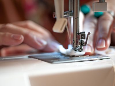 Machine à coudre pendant la formation couture, stylisme et mode avec un couturier à Bordeaux en Gironde