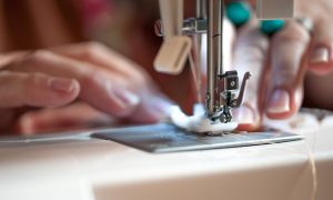 Machine à coudre pendant la formation couture, stylisme et mode avec un couturier à Bordeaux en Gironde
