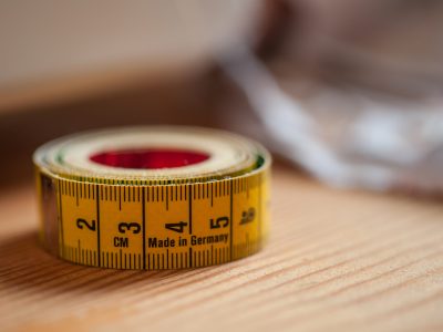 Mètre pendant la formation couture, stylisme et mode avec un couturier à Bordeaux en Gironde