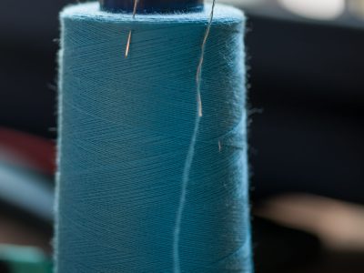 Bobine de fil pendant la formation couture, stylisme et mode avec un couturier à Bordeaux en Gironde