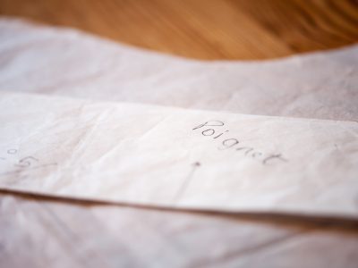 Patron pendant la formation couture, stylisme et mode avec un couturier à Bordeaux en Gironde