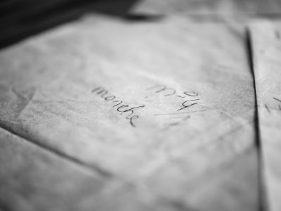 Patron pendant la formation couture, stylisme et mode avec un couturier à Bordeaux en Gironde