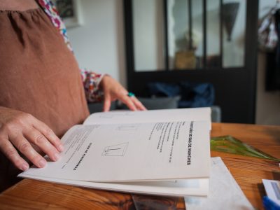 Apprentissage pendant la formation couture, stylisme et mode avec un couturier à Bordeaux en Gironde