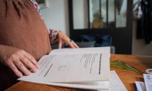 Apprentissage pendant la formation couture, stylisme et mode avec un couturier à Bordeaux en Gironde