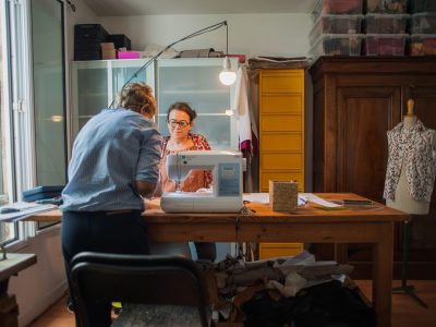 Stagiaires pendant la formation couture, stylisme et mode avec un couturier à Bordeaux en Gironde