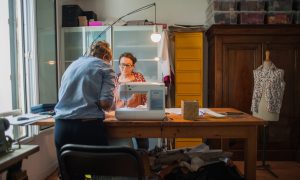 Stagiaires pendant la formation couture, stylisme et mode avec un couturier à Bordeaux en Gironde