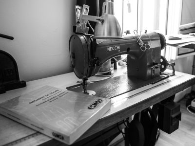 Machine à coudre pendant la formation couture, stylisme et mode avec un couturier à Bordeaux en Gironde