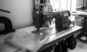 Machine à coudre pendant la formation couture, stylisme et mode avec un couturier à Bordeaux en Gironde