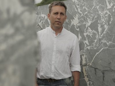 David Leger, tailleur de pierre et sculpteur dans sa carrière de marbre favorite qui propose des formations et des stages