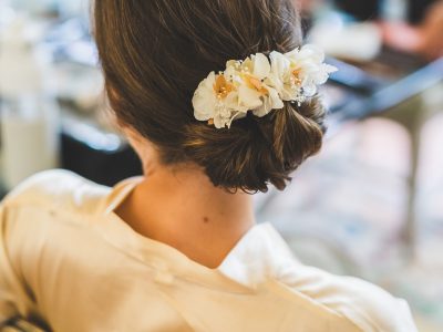 Chignon en fleurs fait pendant la formation fleuriste à Bordeaux