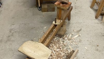 Machine d'ébéniste pendant le stage pour créer son tabouret ergonomique