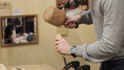 Assemblage traditionnel pendant le stage en ébénisterie à Bordeaux