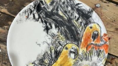 Assiette pendant l'atelier de décoration céramique aux jus d'oxyde sur faïence biscuitée