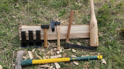 Outils d'ébéniste pendant le stage pour créer une chaise