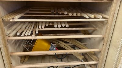 Outils d'ébéniste pendant le stage pour créer son tabouret ergonomique