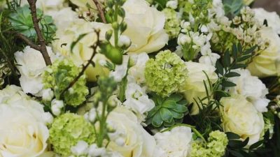Bouquet de fleurs blanches saisonnières et écologiques composé pendant le stage de fleuriste