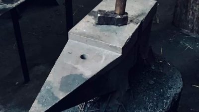 Enclume et marteau utilisés pendant le stage de coutellerie